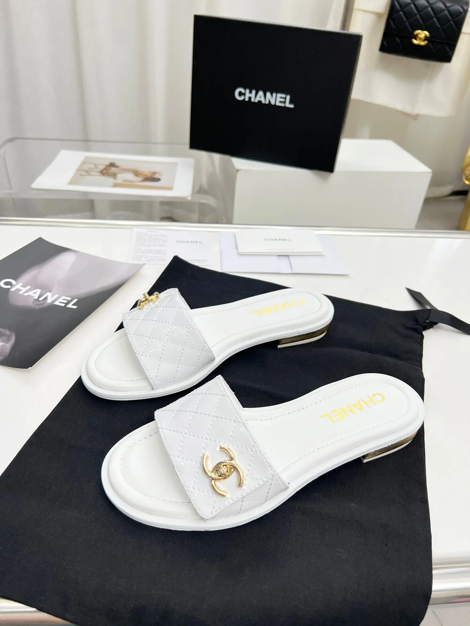 👟👟Ex-factory price 400👟👟 Genuine leather outsole Chanel24👟👟Ex-factory price Chanel 2024 spring and summer new Mier slippers, a summer must-have, goddess series, with the elegant and ladylike temperament of the Chan family, super durable and irresistible. The upper is made of original molded hardware buckles and electric embroidery, and the sheepskin lining is soft and comfortable. 🇮🇹 ▪️Size: 35-41
